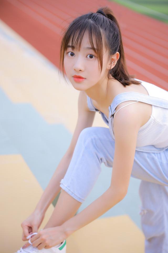清纯甜美的美少女，萌萌的大眼睛，清新又可爱