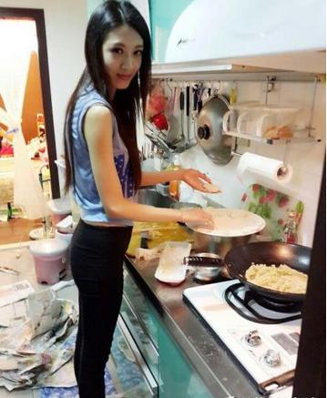 厨房美女做菜曝光，摄影师记录10个厨房美女做菜过程，好看又过瘾！
