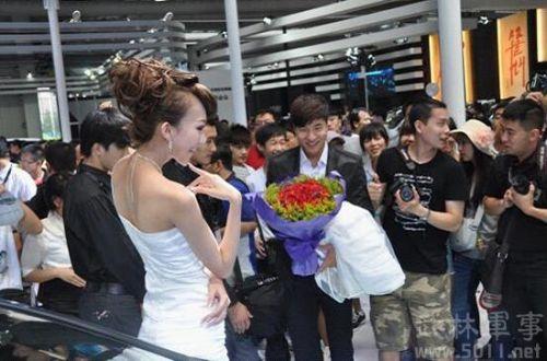 车模拒绝求婚！当众放话“带1000万再来找我”