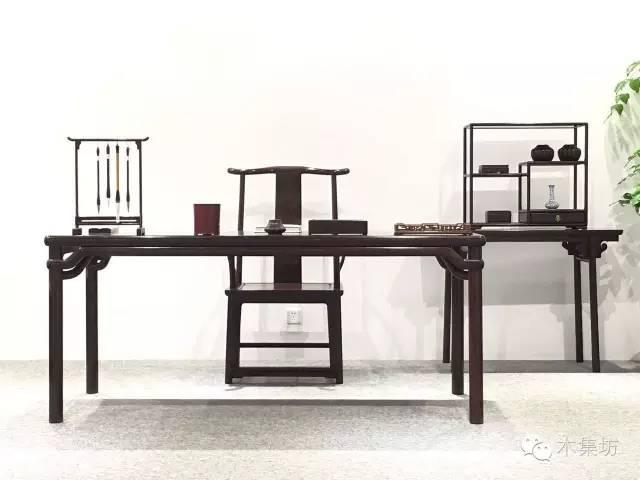 外国美女坐上红木家具，尽显女子情趣！