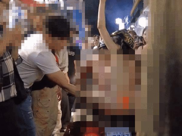 韩国女网红坦胸露乳在印度街头热舞!网友:要钱不要命啊