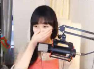 美女娇喘不止(美女主播董月月被水友玩坏 企图娇喘过关居然也躲不过)
