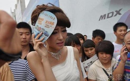车模拒绝求婚！当众放话“带1000万再来找我”