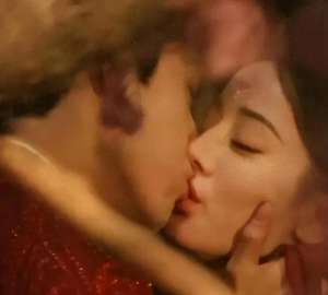 美女亲个嘴男人图片(迪丽热巴和京圈太子陈飞宇的吻戏，嘴对嘴尺度太大，网友：没眼看)