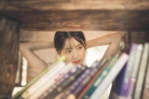 美女在床玩(韩国美女模特酒店床上妖娆美腿性感ol装写真)