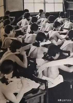 全身脱光的美女(罕见照片：日本女人竟如此开放大胆，女学生脱光衣服全身赤裸上课)