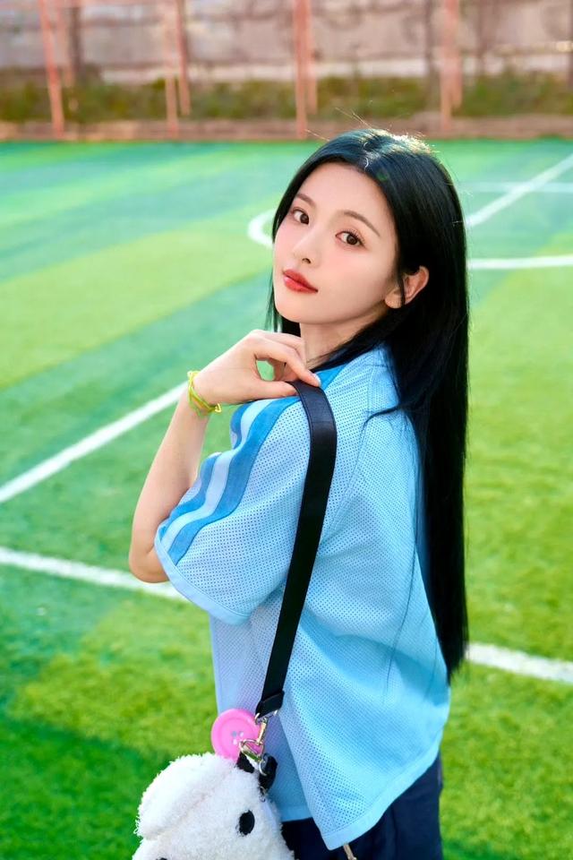 杨超越 校园风大片，清新少女感扑面而来，尽显青春活力
