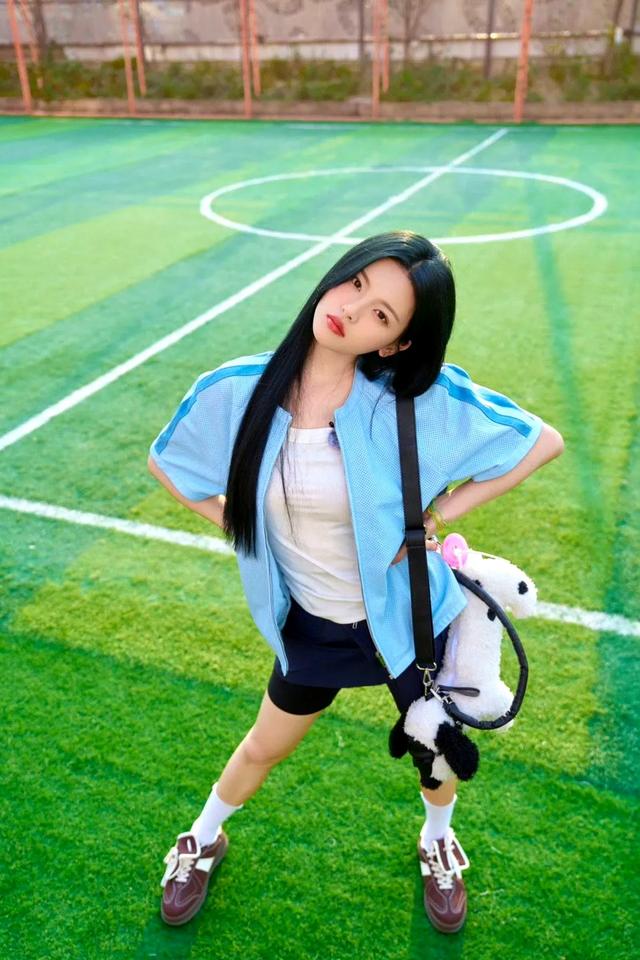 杨超越 校园风大片，清新少女感扑面而来，尽显青春活力