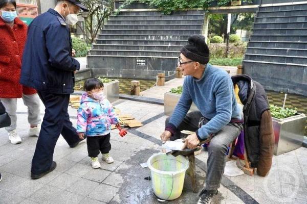 78岁的城市磨刀人：磨刀半世纪 撑起一个家
