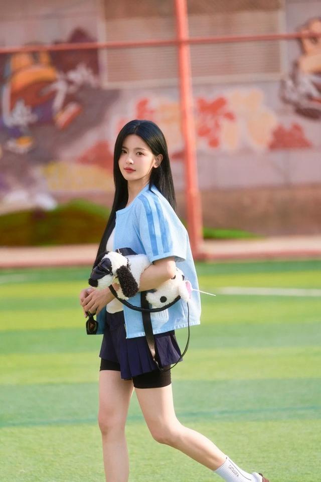 杨超越 校园风大片，清新少女感扑面而来，尽显青春活力