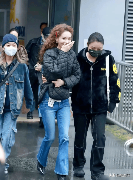 金晨胖20斤美出新高度了！羊毛卷配喇叭裤，少女感爆棚美到认不出