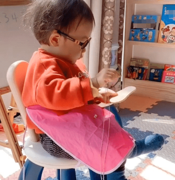 围裙萌娃“纳鞋底”走红，小腿一翘小手一扬，模仿得出神入化