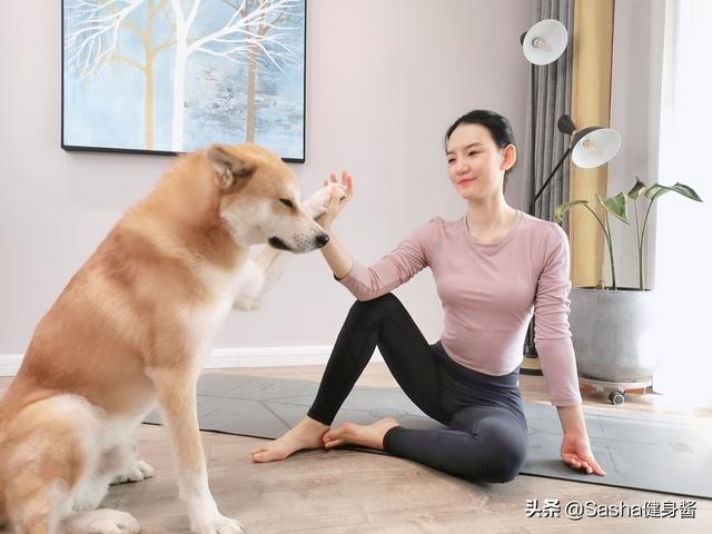街拍美女身穿瑜伽服，露出平坦腹部，好身材令人羡慕
