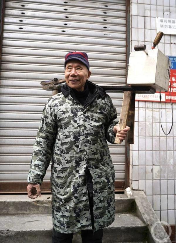 78岁的城市磨刀人：磨刀半世纪 撑起一个家