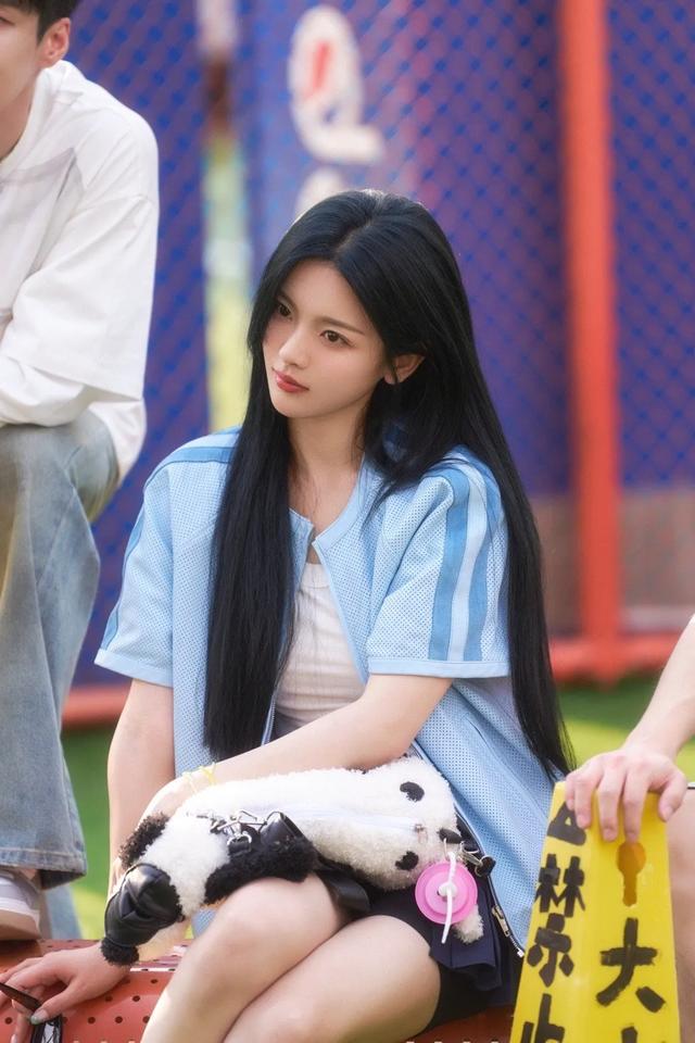 杨超越 校园风大片，清新少女感扑面而来，尽显青春活力
