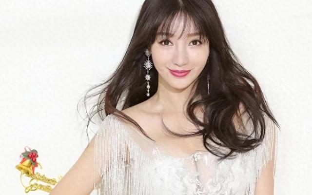 柳岩《乘风2024》旗袍咬扇舞惊艳,古典与时尚完美融合引爆热搜!