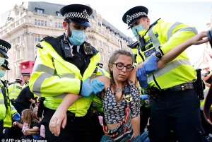 美女脱光图(英美女赤裸上身人群中起舞，呼吁人们关注气候，父亲男友极力支持)