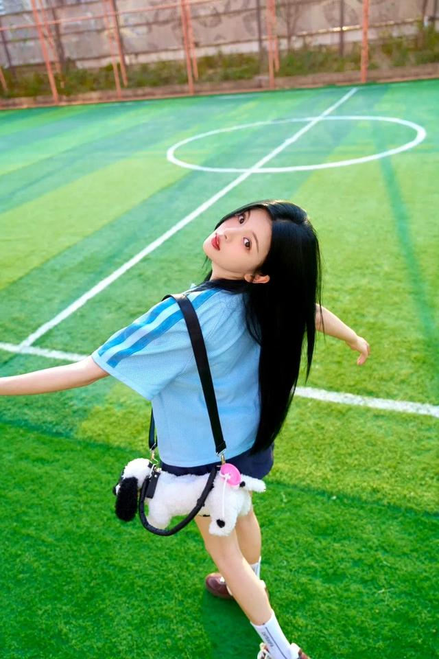 杨超越 校园风大片，清新少女感扑面而来，尽显青春活力