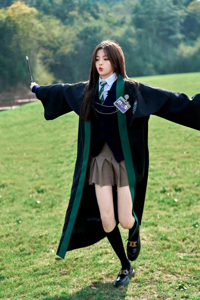 杨超越 校园风大片，清新少女感扑面而来，尽显青春活力