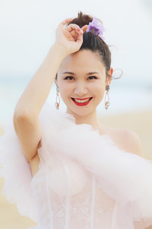 郭晓冬晒程丽莎九宫格透视装，曾经不让穿过膝短裙，榆木开花了