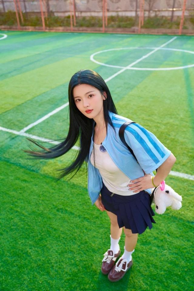 杨超越 校园风大片，清新少女感扑面而来，尽显青春活力