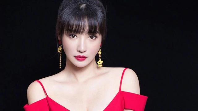 柳岩《乘风2024》旗袍咬扇舞惊艳,古典与时尚完美融合引爆热搜!