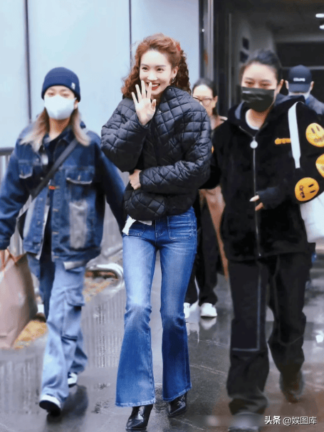 金晨胖20斤美出新高度了！羊毛卷配喇叭裤，少女感爆棚美到认不出