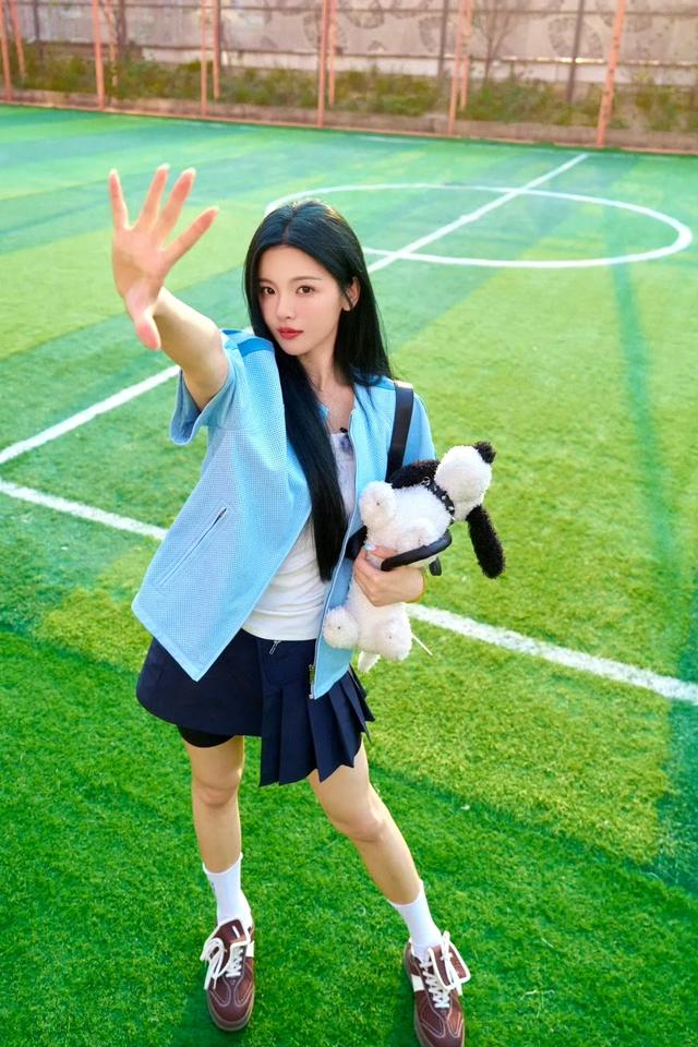 杨超越 校园风大片，清新少女感扑面而来，尽显青春活力