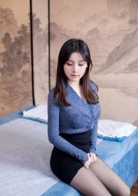 丰满美女l(丰腴丰满身材美女黑色短裙丝袜卧室温柔优雅写真)