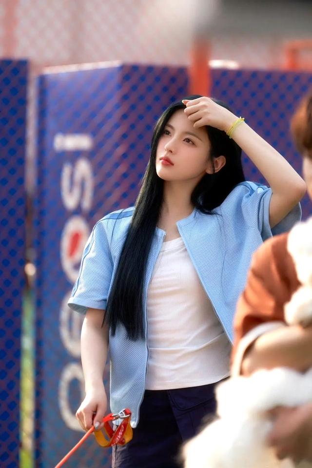 杨超越 校园风大片，清新少女感扑面而来，尽显青春活力