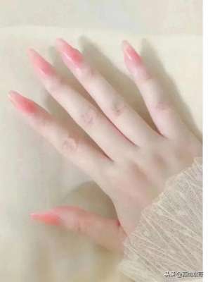 看美女手视频(亮瞎眼了美女晒漂亮玉手，并问手能拥有1000万吗，评论区炸锅了)