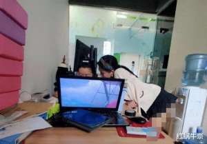美女故意翘(“女同事这个姿势翘了一整天，我都没心情工作了”这谁顶得住)