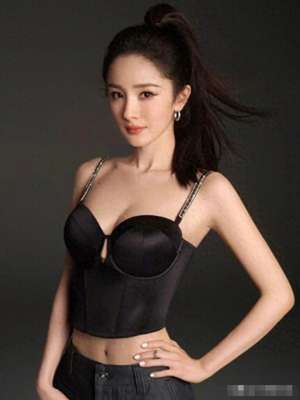 文胸e罩美女(杨幂内衣写真大曝光，D罩杯，难怪叫“大幂幂”这身材也太顶了)