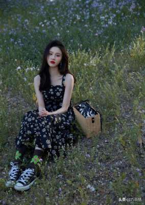 美女帆布鞋底(张慧雯美出新高度，碎花裙搭配帆布鞋，一不小心美得冒泡)