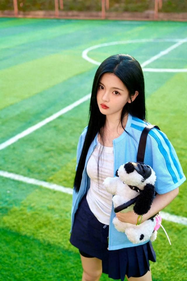 杨超越 校园风大片，清新少女感扑面而来，尽显青春活力