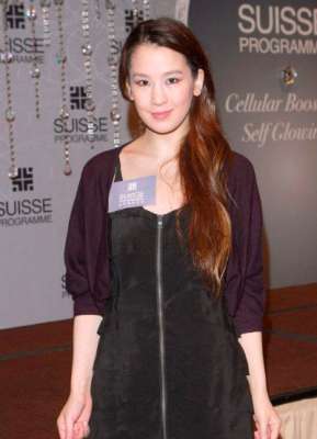 大美女二姐(陈冠希二姐与黑人订婚，热吻打卡太甜蜜，被调侃是美女配野兽)