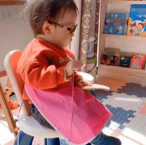 翘股小美女(围裙萌娃“纳鞋底”走红，小腿一翘小手一扬，模仿得出神入化)