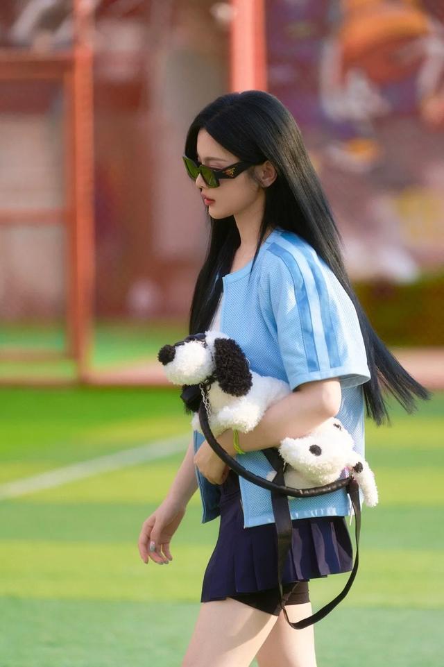 杨超越 校园风大片，清新少女感扑面而来，尽显青春活力