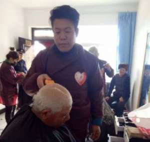 铜川市老区美女服务(铜川一青年，4年为上万人次免费理发，感动乡邻)
