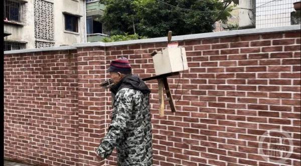 78岁的城市磨刀人：磨刀半世纪 撑起一个家