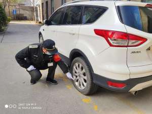 汽车没气图片(车胎没气顿时窝火，找到“元凶”他为啥又不生气了？)