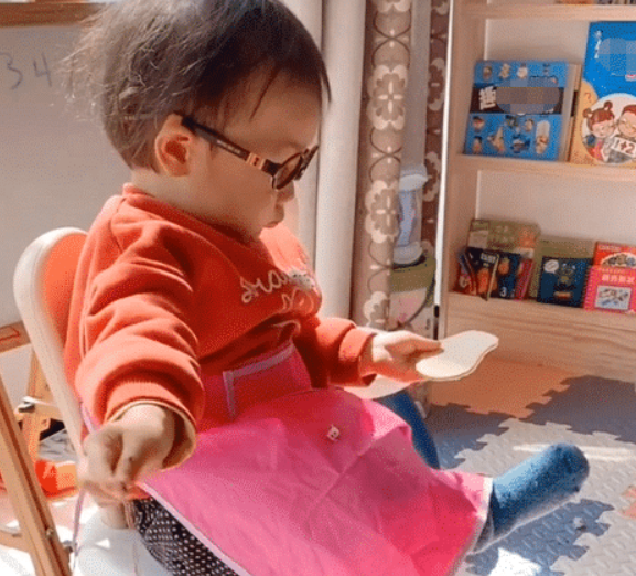 围裙萌娃“纳鞋底”走红，小腿一翘小手一扬，模仿得出神入化