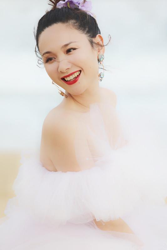 郭晓冬晒程丽莎九宫格透视装，曾经不让穿过膝短裙，榆木开花了