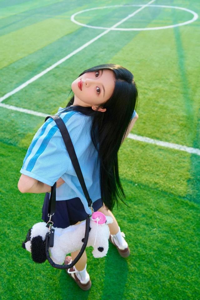 杨超越 校园风大片，清新少女感扑面而来，尽显青春活力