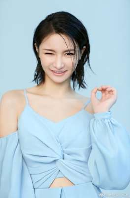 Lol性感美女(LOL Miss晒性感照，粉丝：喉结呢？可能被P掉了丨悦竞有料)