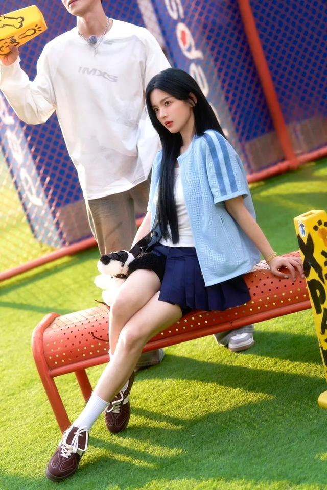 杨超越 校园风大片，清新少女感扑面而来，尽显青春活力
