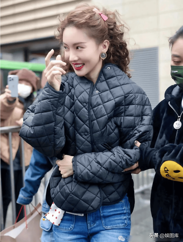 金晨胖20斤美出新高度了！羊毛卷配喇叭裤，少女感爆棚美到认不出