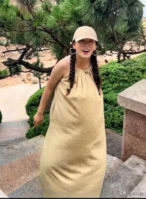 吹起美女的裙子(笑麻了一高颜值美女穿裙子被吹成麻袋，没想到评论区全是麻袋)
