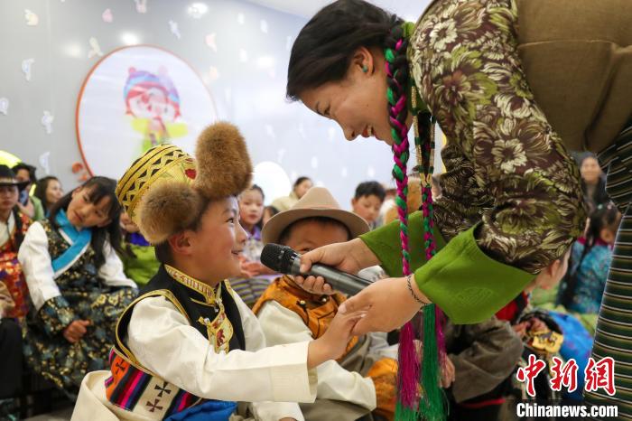 西藏拉萨:儿童藏装派对迎藏历新年 文化传承铸团结