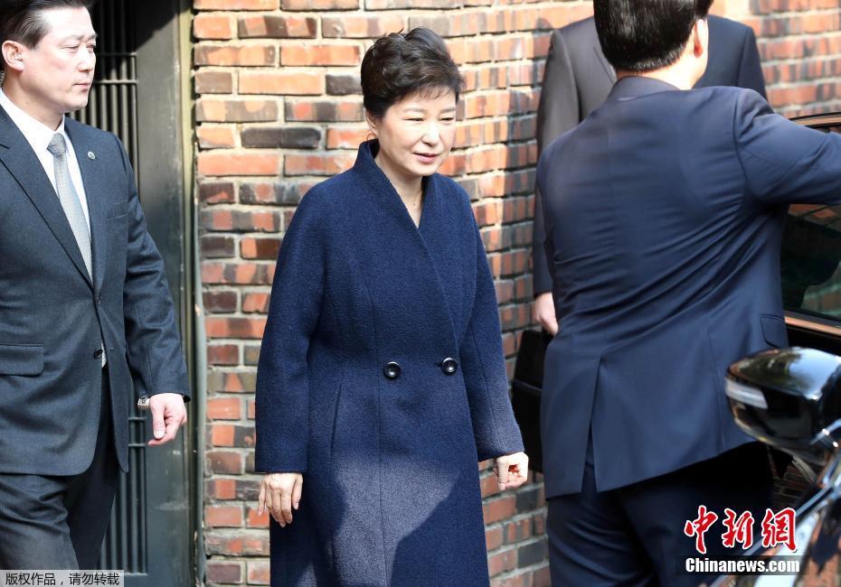 当地时间3月21日，韩国检察厅特别调查本部于21日上午9时30分传唤前总统朴槿惠，对她受贿、滥用职权等嫌疑进行调查，朴槿惠将成为韩国宪政史上第四位被检方传讯的总统。图为朴槿惠在安保人员的保护下离开居住地。